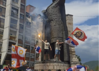 Simbolet nacionaliste në defilenë e maturantëve serbë në veri: mes flamujve serb edhe flamuri rus me ikone fetare