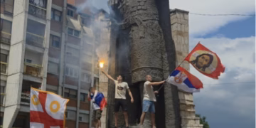Simbolet nacionaliste në defilenë e maturantëve serbë në veri: mes flamujve serb edhe flamuri rus me ikone fetare