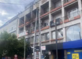 Bie fasada nga një ndërtesë e objektit banesor në Prishtinë, intervenojnë ekipet emergjente