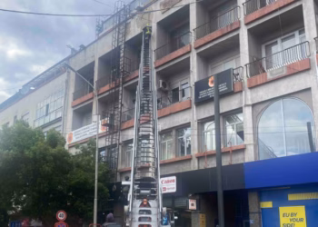 Bie fasada nga një ndërtesë e objektit banesor në Prishtinë, intervenojnë ekipet emergjente