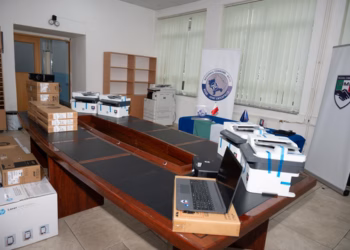 KFOR-i me donacion për një shkollë në Dragash