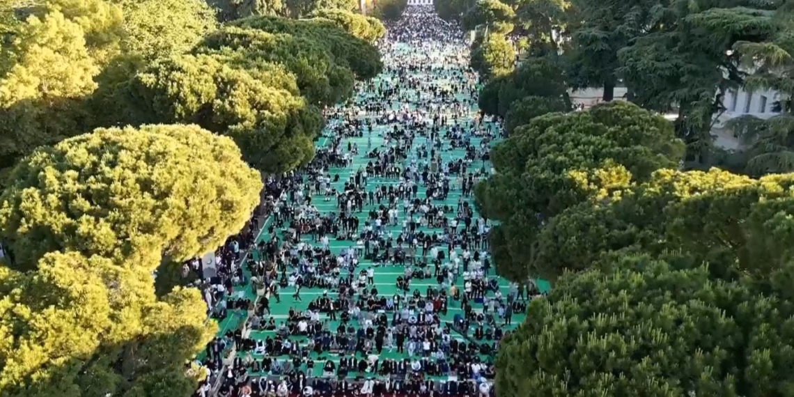 Bulevardi “Dëshmorët e Kombit” në Tiranë mbushet me besimtarë, falin namazin e Bajramit
