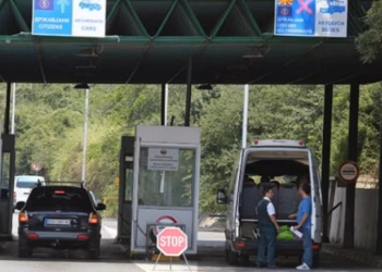 Rikthehet qarkullimi në kufirin mes Kosovës dhe Maqedonisë pas ndërprerjes së sistemit