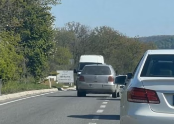 Shoferi gjobitet për tejkalim të rrezikshëm, policia e identifikoi përmes videos së qytetarëve