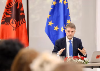 Kryediplomati shqiptar viziton Kosovën, takohet me krerët institucionalë