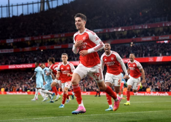 Arsenali fiton me mund ndaj Burnleyt, i afrohet titullit kampion