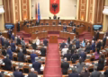 Kuvendi i Shqipërisë mban një minutë heshtje për tragjedinë e Durrësit