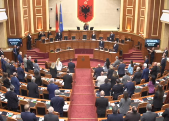 Kuvendi i Shqipërisë mban një minutë heshtje për tragjedinë e Durrësit