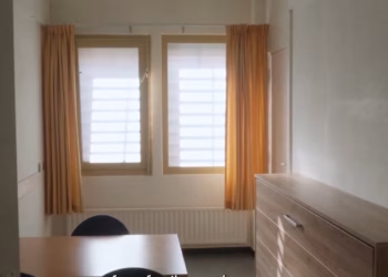Publikohen për herë të parë pamje nga burgu në Hagë i Gjykatës Speciale ku mbahen Thaçi dhe të tjerët