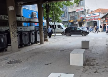 Lirohet tuneli në Tophane nga mbeturinat dhe parkimet e paligjshme