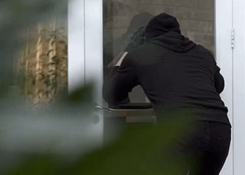Vidhen 300 litra naftë dhe pajisje në një punishte në Zveçan