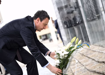 Kurti bëri homazhe në Korishë: Krimet si këto, janë dëshmi e gjenocidit të Serbisë në Kosovë