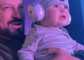 Djali i Dafina Zeqirit shfaqet në koncert, tërheq vëmendjen e publikut
