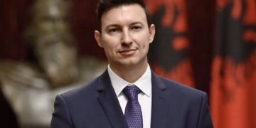 “Gjuhën t’uej kurr mos ta lini!”, ambasadori i Shqipërisë në Shkup, Denion Meidani, mesazh të fuqishëm në përkrahje të studentëve shqiptarë