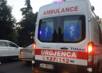 Përplasen dy automjete në Tiranë, lëndohen shoferja dhe 6 fëmijët që po udhëtonin me të