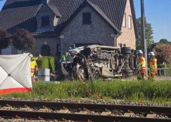 Aksident tragjik në Belgjikë: treni përplas autobusin e shkollës, raportohen viktima
