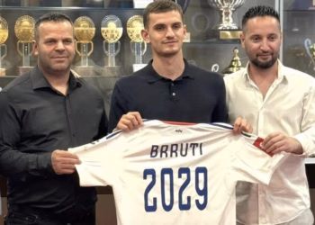 Etnik Brruti zyrtarizohet te Hajduku i Splitit