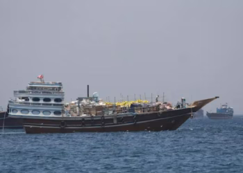 Emiratet e Bashkuara Arabe thonë se një cisternë e tyre u godit në Ngushticën e Hormuzit