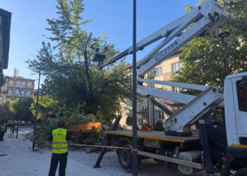 Erërat e forta shkaktojnë dëme në Prishtinë, intervenohet në 17 raste