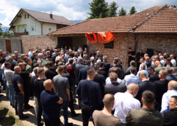 Haradinaj zbulon pllakën përkujtimore të Heroit Myrtë Zeneli në Zllapek: Sakrifica për liri nuk harrohet