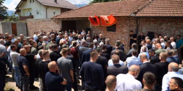 Haradinaj zbulon pllakën përkujtimore të Heroit Myrtë Zeneli në Zllapek: Sakrifica për liri nuk harrohet