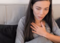 Zgjoheni me rrahje të forta të zemrës dhe ndjesi mbytjeje? Mund të mos jetë infarkt, por sulm paniku