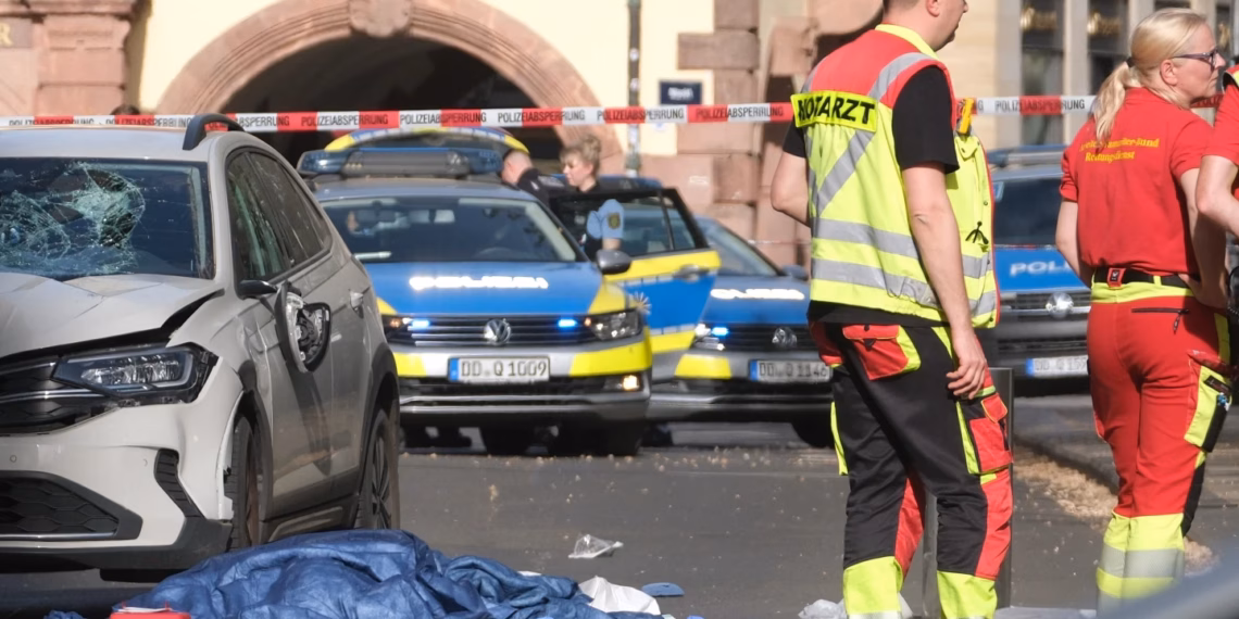 Dy të vdekur e disa të plagosur pasi një makinë përplaset me turmën në qytetin gjerman të Leipzigut