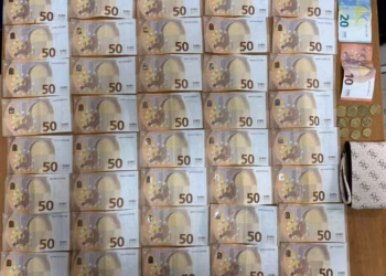Mësimdhënësja nga Ferizaj dorëzon në polici portofolin me mbi 2 mijë euro
