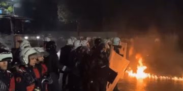 Përfundon protesta 90-minutëshe e opozitës në Shqipëri