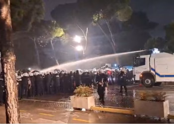 Përplasjet në protestën e opozitës, procedohen 7 persona – kapen molotov dhe lëndë piroteknike