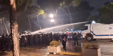 Përplasjet në protestën e opozitës, procedohen 7 persona – kapen molotov dhe lëndë piroteknike
