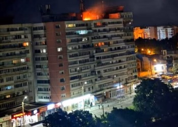Raportohet se droni rus ka goditur një ndërtesë banimi në Rumani, disa të plagosur