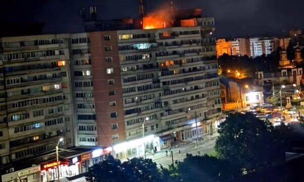 Raportohet se droni rus ka goditur një ndërtesë banimi në Rumani, disa të plagosur