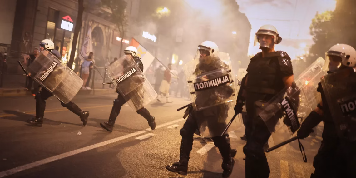 Protestat antiqeveritare në Beograd eskalojnë në dhunë