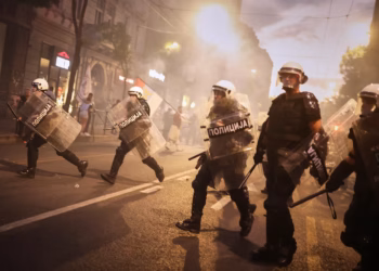 Protestat antiqeveritare në Beograd eskalojnë në dhunë