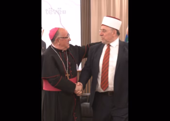 Përqafimi i Myftiut e Ipeshkvit, humori i Kurtit, mesazhi i Osmanit për haxhin – Pritja në BIK