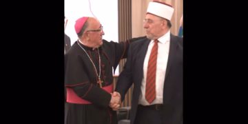 Përqafimi i Myftiut e Ipeshkvit, humori i Kurtit, mesazhi i Osmanit për haxhin – Pritja në BIK