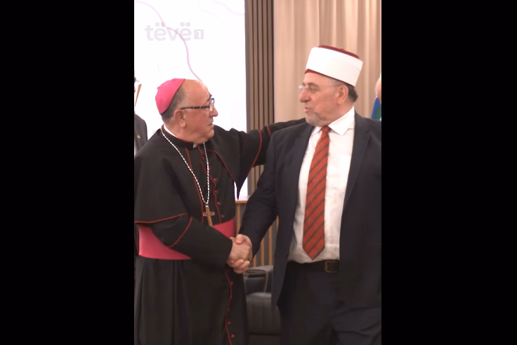 Përqafimi i Myftiut e Ipeshkvit, humori i Kurtit, mesazhi i Osmanit për haxhin – Pritja në BIK