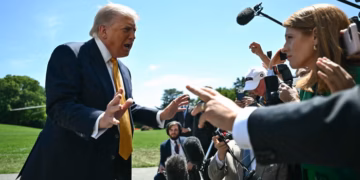 Gjatë rrugës për në Kinë, Trump thotë se ekonomia e amerikanëve nuk është prioriteti i tij