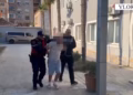 Morën peng dhe dhunuan një të ri në Vlorë, një i arrestuar, në kërkim dy të tjerë