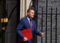 Rivali kryesor i kryeministrit britanik jep dorëheqjen nga posti i sekretarit britanik të shëndetësisë