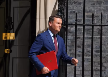 Rivali kryesor i Keir Starmer jep dorëheqjen nga posti i sekretarit britanik të shëndetësisë