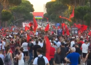 Protesta për Zvërnecin hyn në ditën e 22-të, qytetarët protestojnë para Kryeministrisë