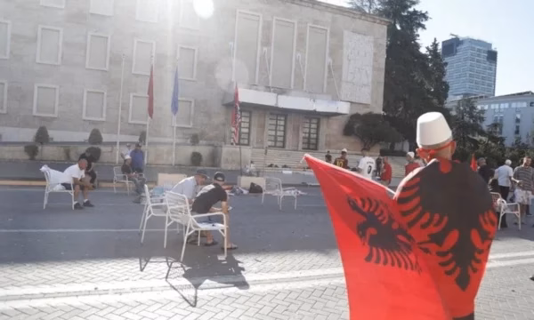 Protesta qytetare në Tiranë, një grup protestuesish kaluan natën përpara Kryeministrisë