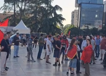 Dita e 10-të e protestës në Tiranë, aktivistët dhe qytetarët mblidhen në shesh