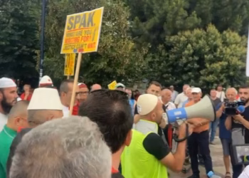 Dita e 31-të e tubimit në Tiranë, protestuesit marshojnë drejt Kryeministrisë pas përplasjeve në Kuvend