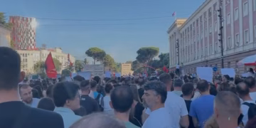 Dita e 16-të e protestës në Tiranë, nis grumbullimi i qytetarëve, do të marshojnë drejt Kryeministrisë