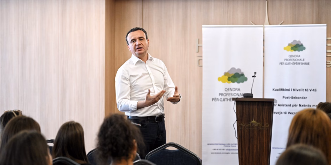 Kurti merr pjesë në inaugurimin e gjeneratës së re të asistentëve për nxënës me nevoja të veçanta