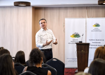 Kurti merr pjesë në inaugurimin e gjeneratës së re të asistentëve për nxënës me nevoja të veçanta