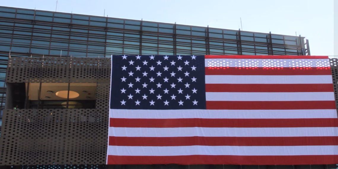 Ambasada e SHBA-së në Prishtinë nis përgatitjet për festën e 4 Korrikut, valëvit flamurin amerikan